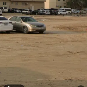 ارض للبيع في تجاريه مويلح قريبه من المدارس و جميع الخدمات على الشارع مباشر 5500قدم مربع