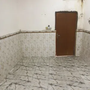 للايجار شقه ارضيه معزوله في البراضعيه قرب سوق البراضعيه