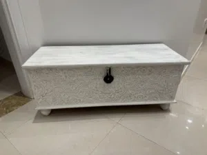 بنش خشبي لون أبيض