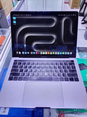 MacBook Pro 2018 نضيف و بدون اي مشاكل