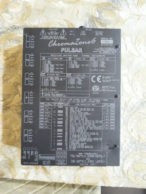 للبيع جهاز إضاءة مسرح احترافي – Pulsar ChromaZone 6