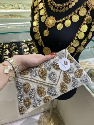 شنطة انيقة بتصميم فاخر مزخرف بالخرز الامع بألوان هادئة