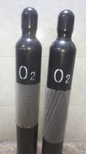 قنينة اوكسجين جديده عدد اثنين مع  المنظم  الخاص به واحد