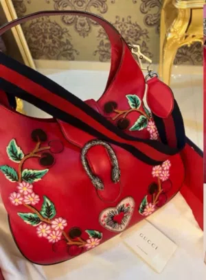 جوتشي . حقائب كتف . أحمر . مستعمل1