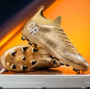 حذاء كرة قدم Premium CR7 Collection (للبيع) حذاء رياضي احترافي بتصميم عصري وأنيق باللون الذهبي