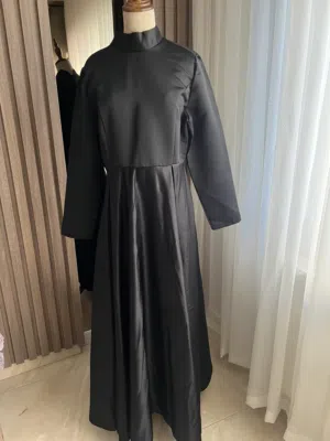 فستان أسود أنيق وراقي للبيع