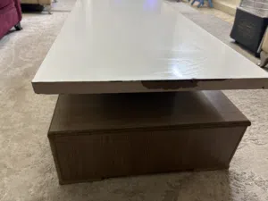 طقم كنب لون بيج وخمري مع طاولة مستطيلة الشكل لونها ابيض وبيج