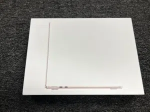 جهاز MacBook Air بشريحة M2 القوية، الجهاز جديد تماماً بتغليف المصنع (قراطيسه) ولم يفتح أبداً