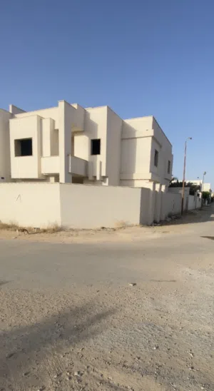400 m2 More than 6 bedrooms Villa for Sale in Tripoli Al-Serraj