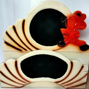 سرير أطفال شكل Mickey Mouse بحالة ممتازة.