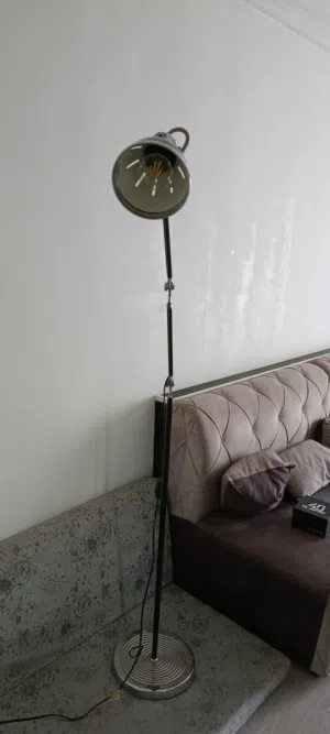 Floor lamp good condition only 5 kd no bargain serious buyer only contact