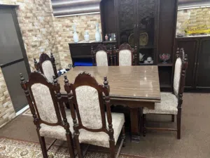 طاوله سفره بحاله جيده جدا مع 6 كراسي خشب زان انيفه ونظيفه سعر مغري
