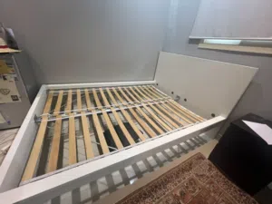 هيكل سرير نفر ونص (120x200) أبيض نظيف - بحالة ممتازة
