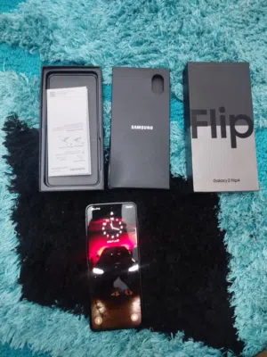 Z Flip 4 للبيع شبه جديد استعمال تجربه اسبوعين