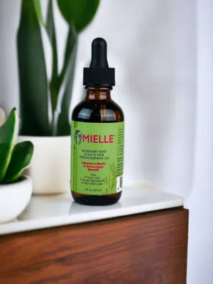 زيت يومي للشعر وفروة الرأس بخلاصة الروزماري والنعناع من ماركة Mielle