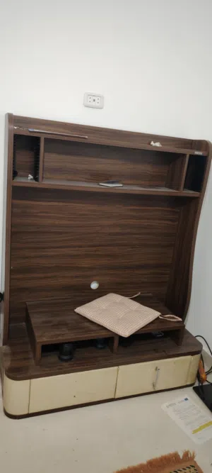 طاولة تلفزيون ايطاليه بحالة جيده