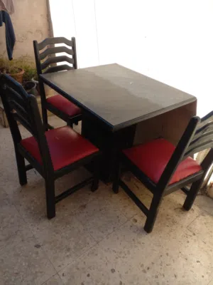 طاوله سفره معها 3 كراسي فقط 25 دينار