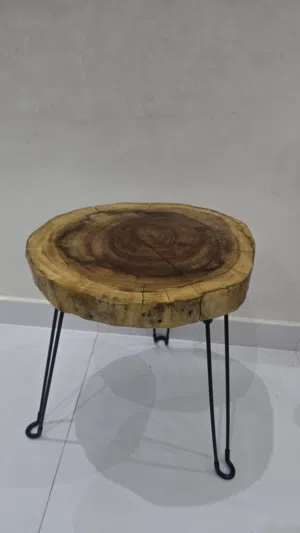 طاولة من خشب الشريش