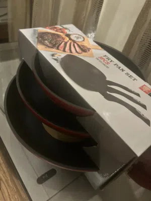 طقم مكوّن من 3 مقالي بأحجام مختلفة