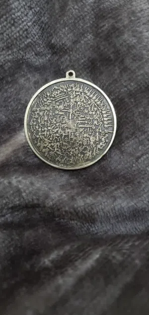 قلادة اجنبيه او تعويذه او تميمة روحية من المعدن تعرف باسم ختم الملك سليمان لجلب الحظ و للحمايه