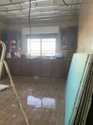 مطبخ كامل مع البطارية و الرخام .. قياس (4 متر ) و ارتفاع متر