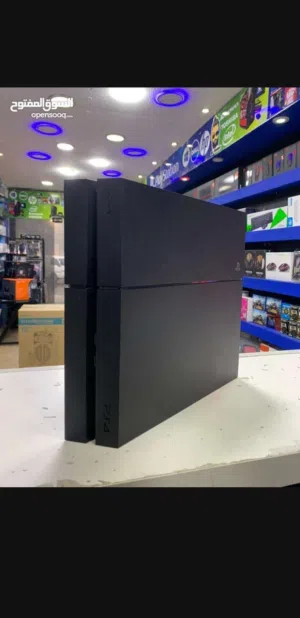 بلايستيشن 4 نظيف جداً مع يد تحكم