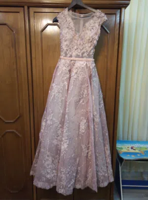 فستانين للبيع . للفستانين