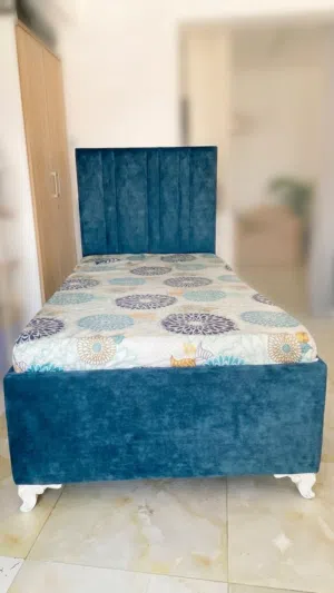 سريرين مفرد بحالة ممتازه للبيع