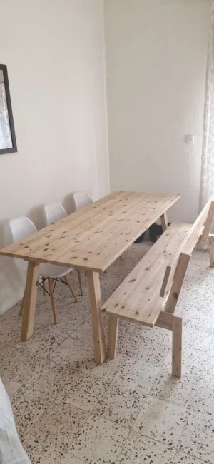 طاولة سفرة مع بنش + 3 كراسي للبيع