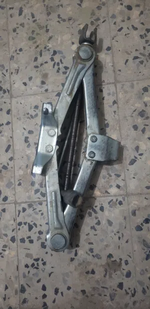 رافعة سيارات يدويةرافعة سيارات يدوية (Scissor Jack) من شركة نيسان (Nissan)، وتستخدم لرفع السيارة لتغ
