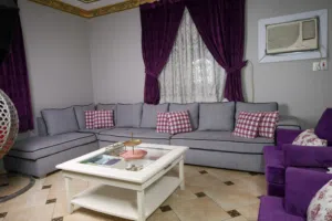 تأثيث صالة كامل للبيع + ستائر وسجادة مجاناً عرض مغري