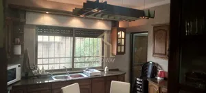 في موقع مميز في خلدا شقة طابق أول 235م مع ترس 30م بتشطيبات مميزة مطبخ طهبوب خشب  / ref 9375