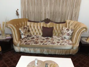 للبيع طقم كنبايات زان وطاولة سفرة مع 6 كراسي