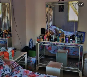 تسريحة طقم لغرفة نوم كلها مرايا متر و20 جديدة استعمال شهرين  مع 2 كومدينا مرايا  نظيفة