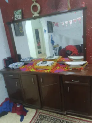 بيرو وطاولة سفر ة وبوفاي