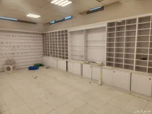 للبيع ديكور محل كامل بحالة جيدة