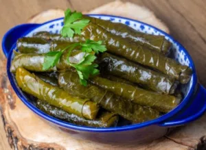 يلنجي بالخضار وزيت الزيتون ودبس الرمان