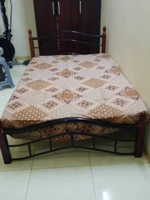 سرير بحالة ممتازة للبيع