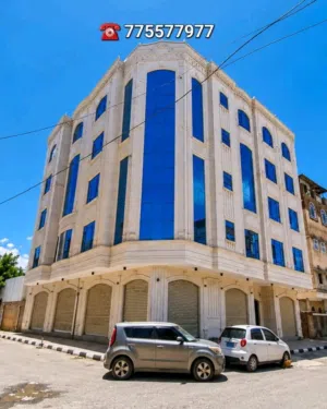 عمارة على شارعين للبيع في قلب صنعاء حده شارع إيران  مساحة 6 لبن حر معمد...
