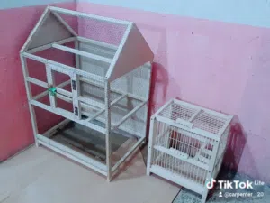 سلام عليكم متاح اقفاصة خشب عدد ثنين واحد ارتفاع 107 واحد نص متر وبيهن جرارات تنظيف ثنينهن شلع