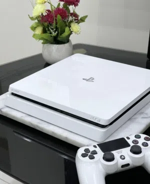 جهاز PlayStation 4 Slim باللون الأبيض المميز، الجهاز نظيف جداً جداً وفوق الوصف (استعمال حشمة)