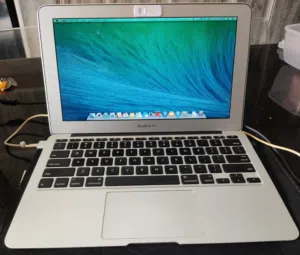 للبيع لابتوب ماك بوك اير A1465 MacBook Air شبه جديد رام 4 جيجا