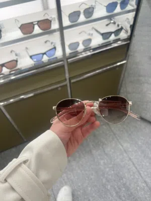 نظارة شمسيه باطار مستدير من براند prada