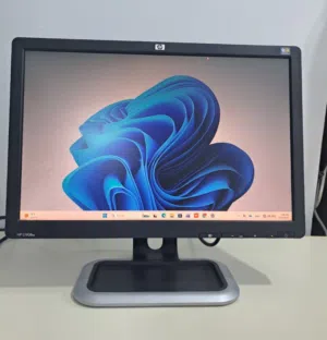 شاشتين hp L1908w بسعر مغري