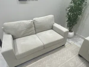 كنب للبيع مع الطاولة والزولية اللي تحت الطاولة