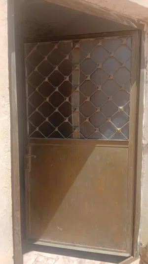ابواب خشب عدد 2 وباب حديد مع حلقو