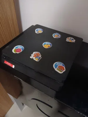 جهاز سوني (PLAYSTATION 4 SLIM) مستعمل ( بيع مستعجل )