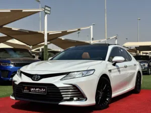 تويوتا كامري 2023 Grande عالضمان بحالة الوكالة التامة وسعر عرض ممتاز.