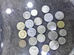 للبيع مجموعة من العملات العربية والأجنبية لهواة جمع العملات