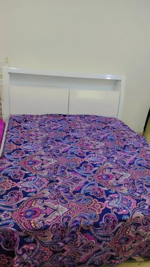 سرير كبير ابيض